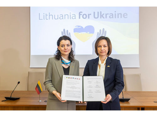 Ukrainos ir Lietuvos ministrės pasirašė manifestą dėl Rusijos veiksmų grobiant vaikus 