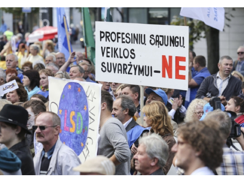 Vilniuje rengiamas profsąjungų mitingas dėl mažesnių suvaržymų streikams, mamų eitynės