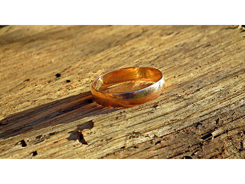 Klasikiniai vestuviniai žiedai ir 5 praktiniai patarimai, kaip juos pasirinkti